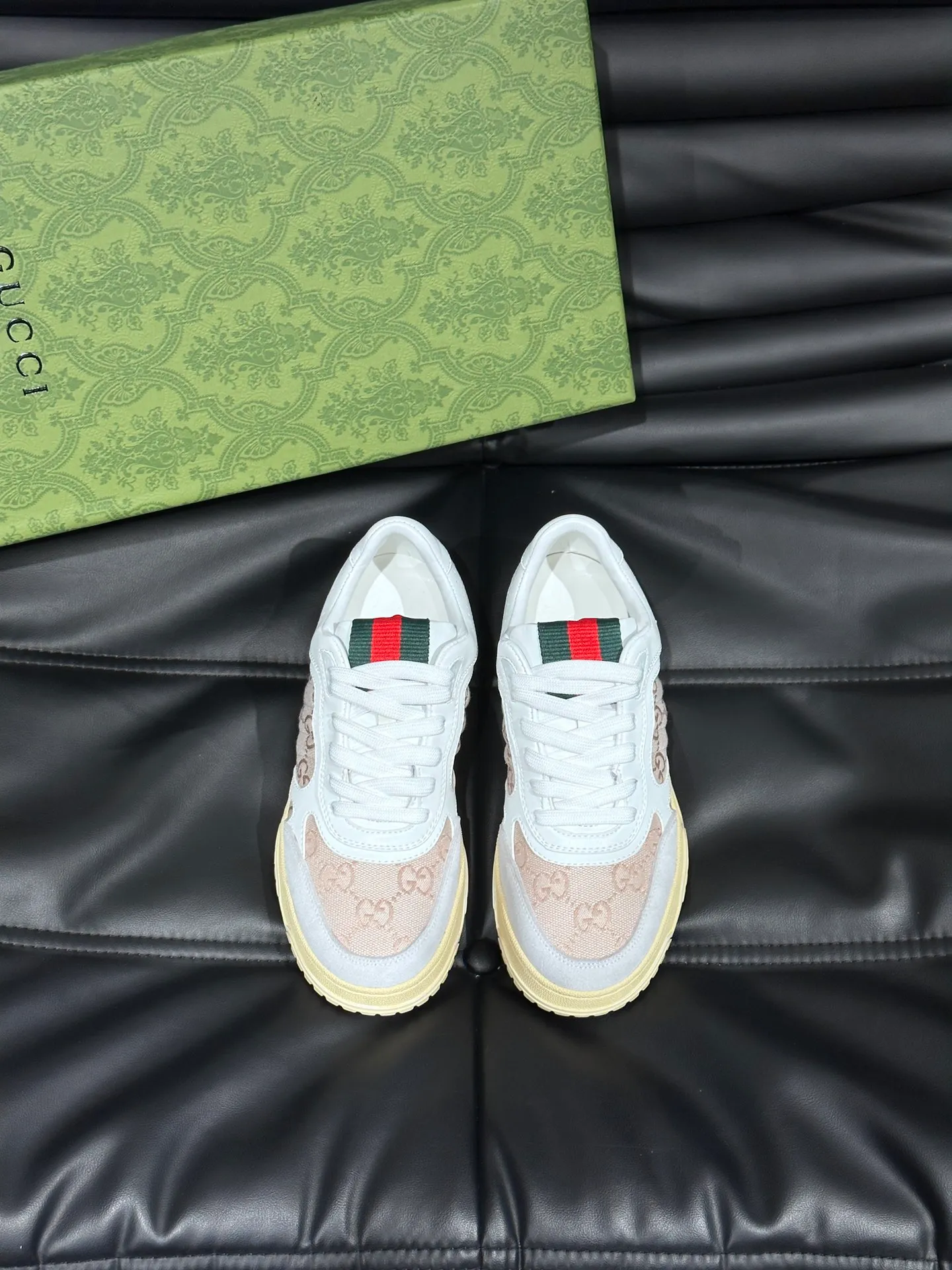 Men's shoes 💰p480 "GUCC*" Re series 👫 Couple style webbed leather sneakers, as the first sneakers created by Sabato De Sarno for Gucci, the Re-Web series reinterprets the brand's classic stripes, with bold and unique details to set off a modern silhouette design. This shoe is crafted from iconic classic GG canvas and white leather. This new sneaker is ingeniously decorated with many of the brand's classic details, and is equipped with a bright red and green webbing tongue, which will make people fall in love at first sight. Women’s size 35-39. Men’s size 38-44